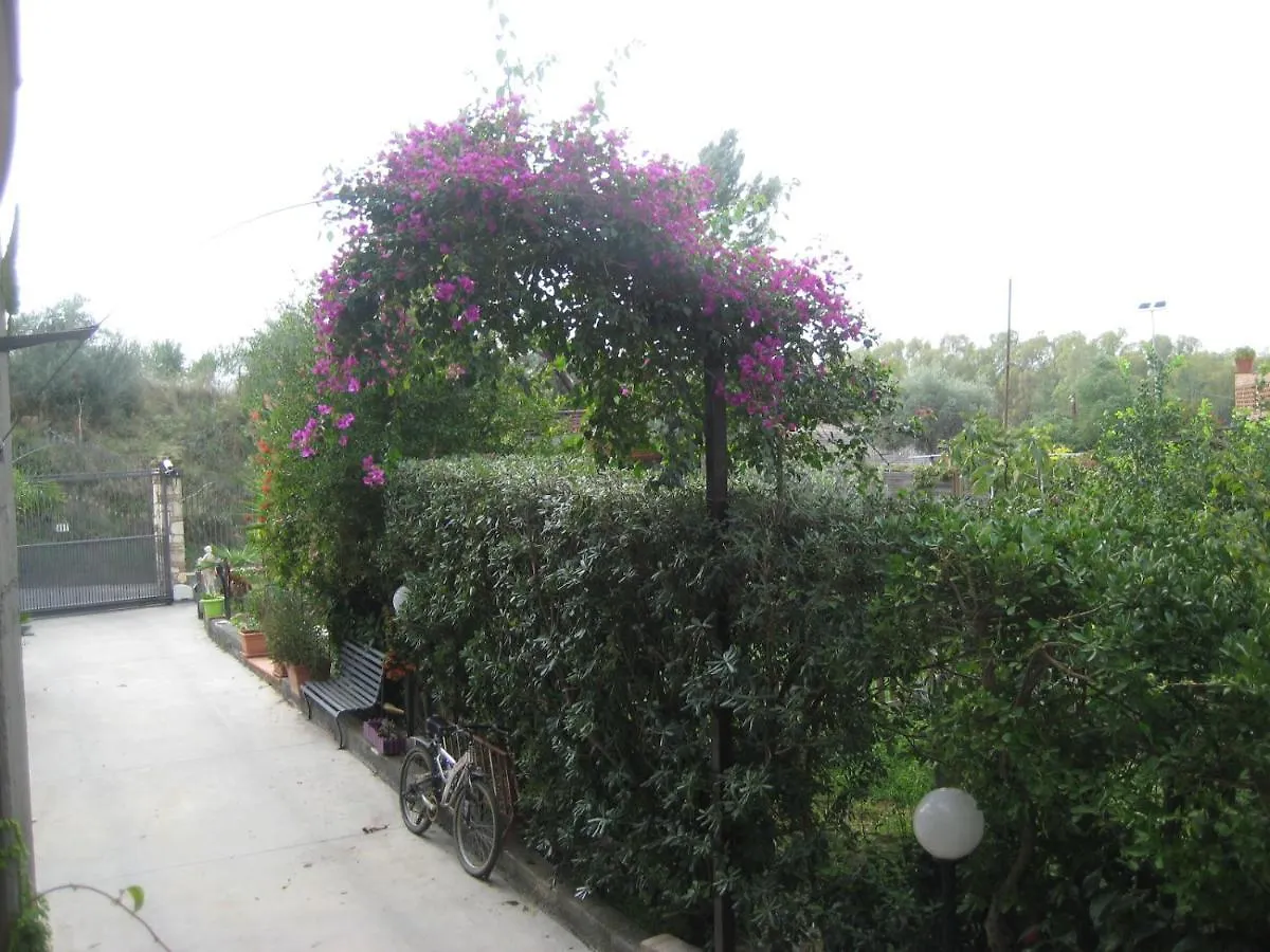 Oasi Del Lago Regalbuto Bed & Breakfast